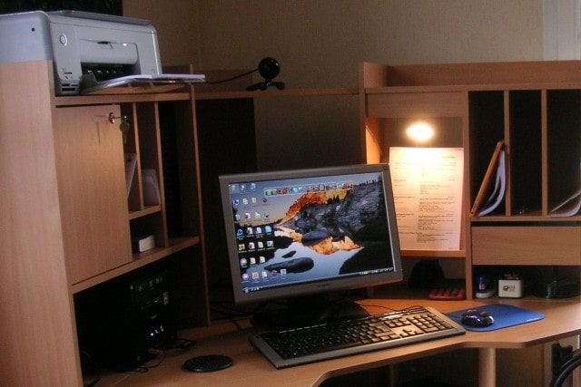 corner-desk-with-computer-min